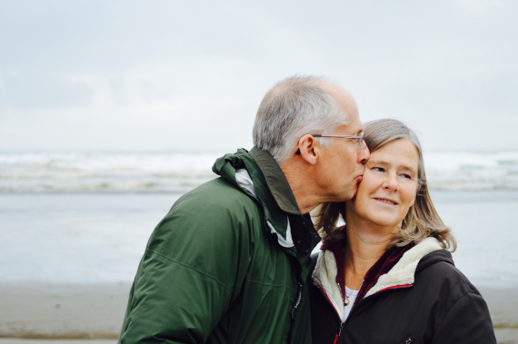 Couple heureux et respirant à la plage