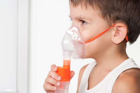 Enfant garçon traité par aérosolthérapie (asthme, bronchite, otite,...)