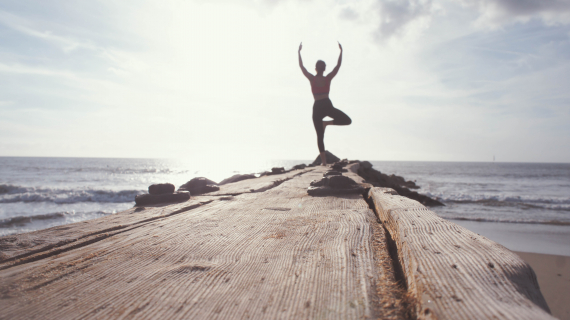 Femme position yoga en bord de mer